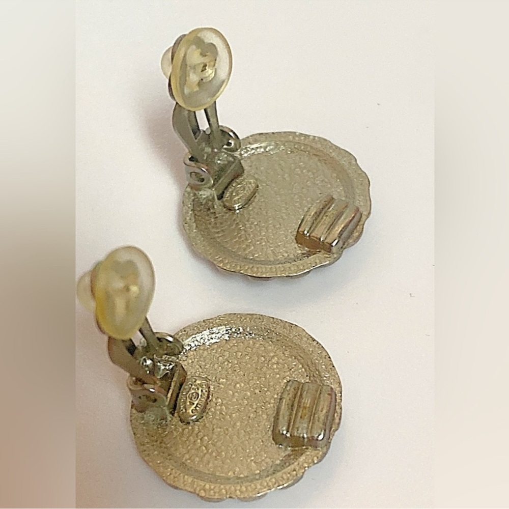 CHANEL Logo Flower Round Earrings - Picture 7 of 7